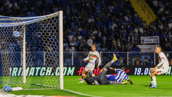 Momento do gol do Avaí (foto: Fabiano Rateke/Avaí F.C.)