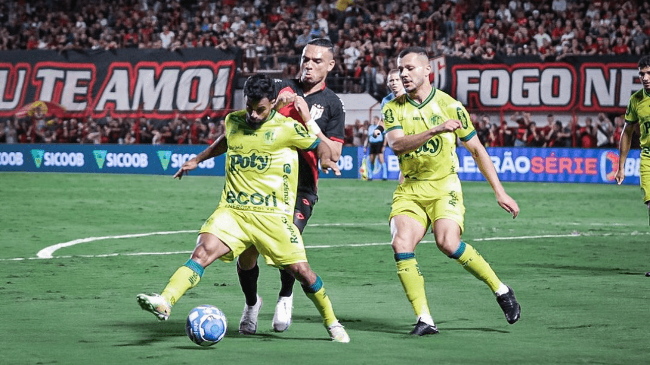 Jogadores de Atlético-GO e Mirassol durante partida (foto: Ingryd Oliveira)