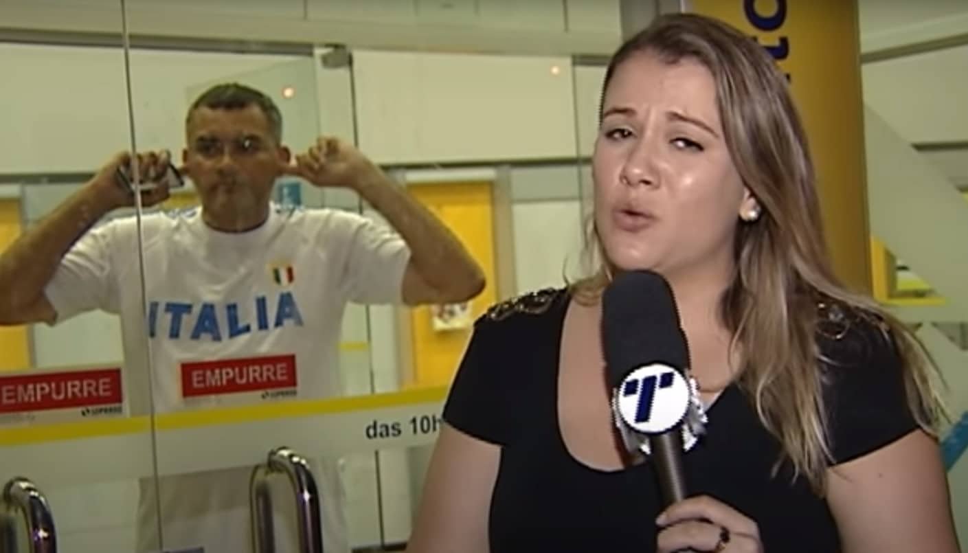 Médico preso em agência (foto: Reprodução/YouTube/Canal Tribuna Online)