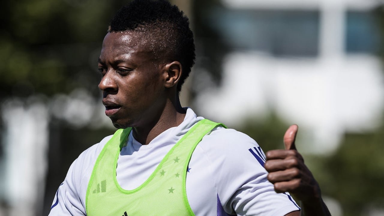 Helibelton Palacios, do Cruzeiro, durante em treino na Toca da Raposa 2 (foto: Gustavo Aleixo/Cruzeiro)