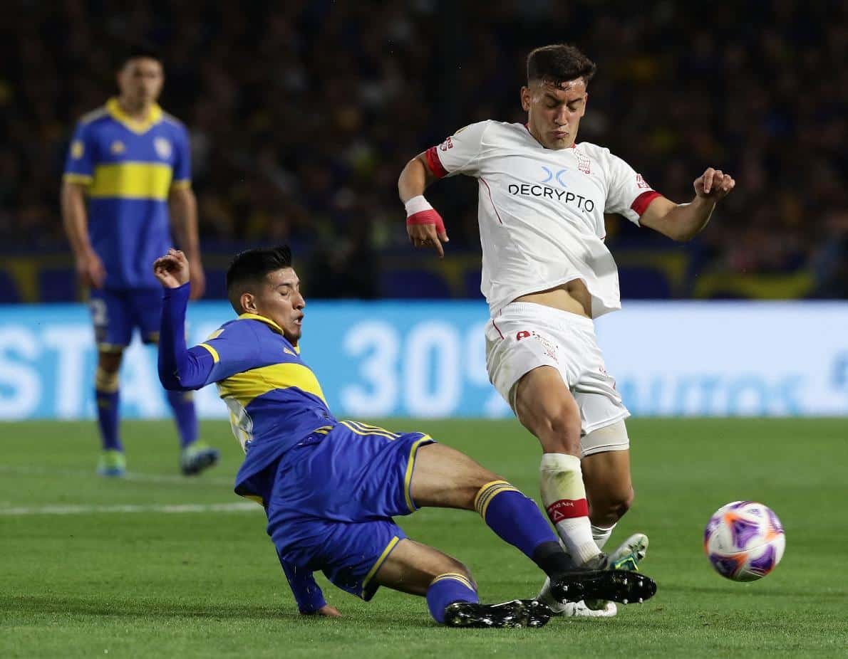 Santiago Hezze, do Huracán, contra o Boca Juniors (foto: ALEJANDRO PAGNI / AFP)