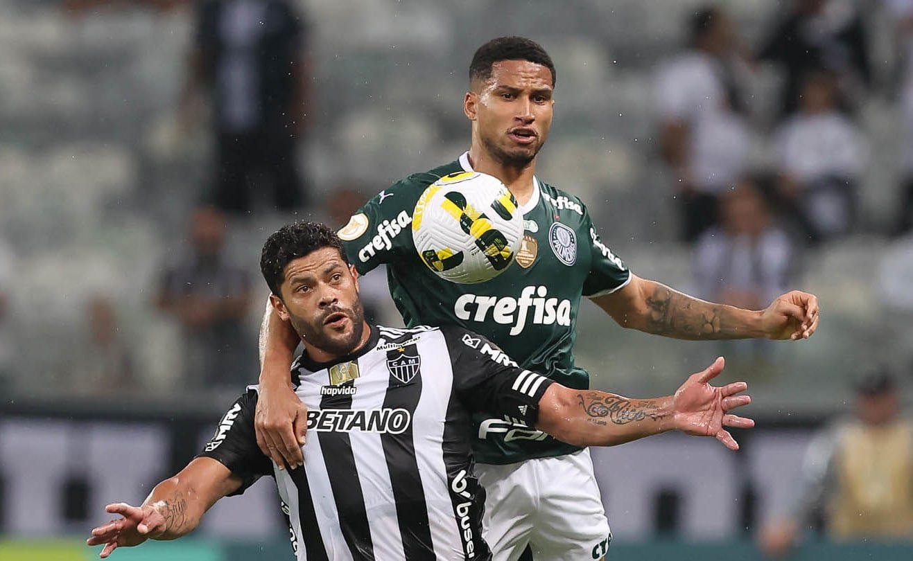 Hulk e Murilo durante confronto entre Atlético e Palmeiras (foto: Cesar Greco/Palmeiras)