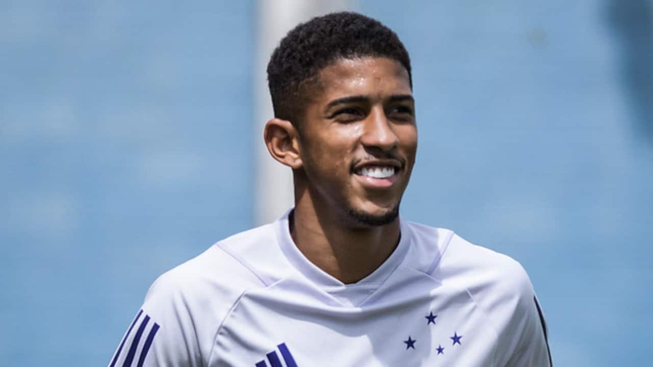 Igor Formiga, lateral do Cruzeiro, durante treino na Toca da Raposa (foto: Gustavo Aleixo/Cruzeiro)