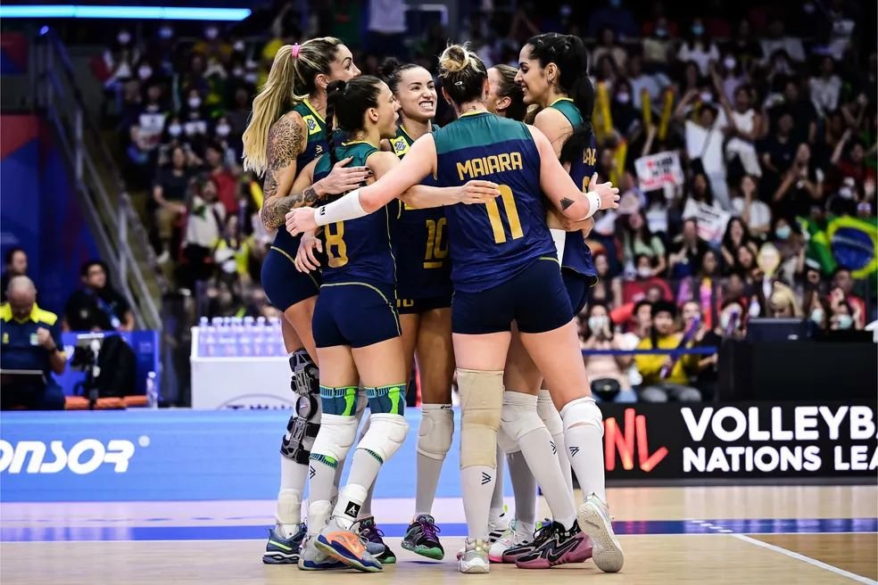 Jogadoras do Brasil vibram em quadra pela Liga das Nações de Vôlei Feminino (foto: Foto: FIVB/Divulgação)