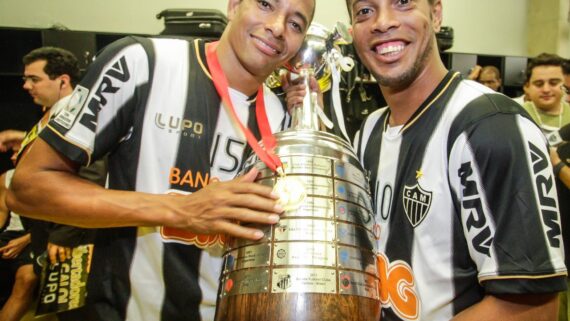 Gilberto Silva e Ronaldinho Gaúcho com a taça de campeão da Libertadores de 2013 (foto: Foto: Bruno Cantini/Atlético-MG)
