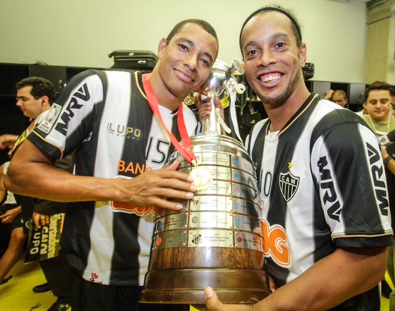 Gilberto Silva e Ronaldinho Gaúcho com a taça de campeão da Libertadores de 2013 (foto: Foto: Bruno Cantini/Atlético-MG)