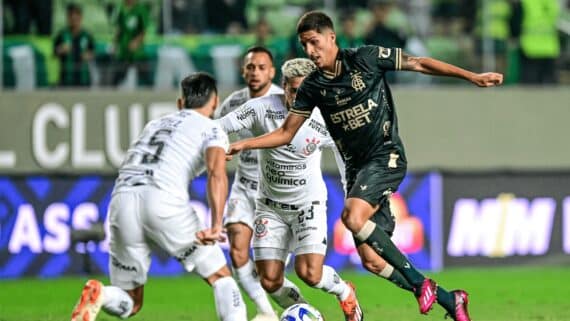 América-MG e Corinthians se enfrentando no Independência pelo Brasileiro (foto: Mourão Panda/América)