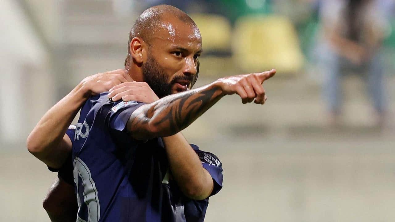 João Pedro, ex-Atlético-MG, comemora gol pelo Fenerbahçe (foto: AFP)