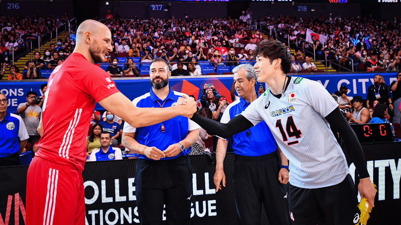 Capitães de Polônia e Japão antes da partida na terceira semana da VNL (foto: Reprodução FIVB)