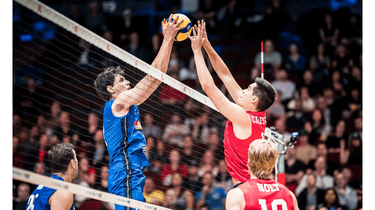 Jogador de Itália e EUA disputando bola na partida da primeira semana da VNL (foto: Reprodução FIVB)