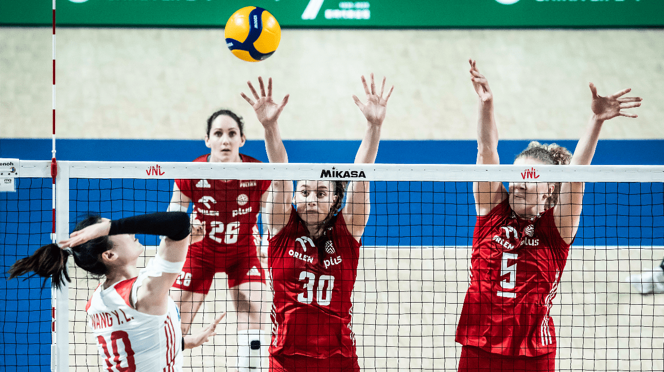 Jogadoras de Polônia e China durante partida (foto: Reprodução FIVB)