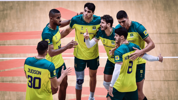 Jogadores do Brasil durante partida (foto: Reprodução FIVB)