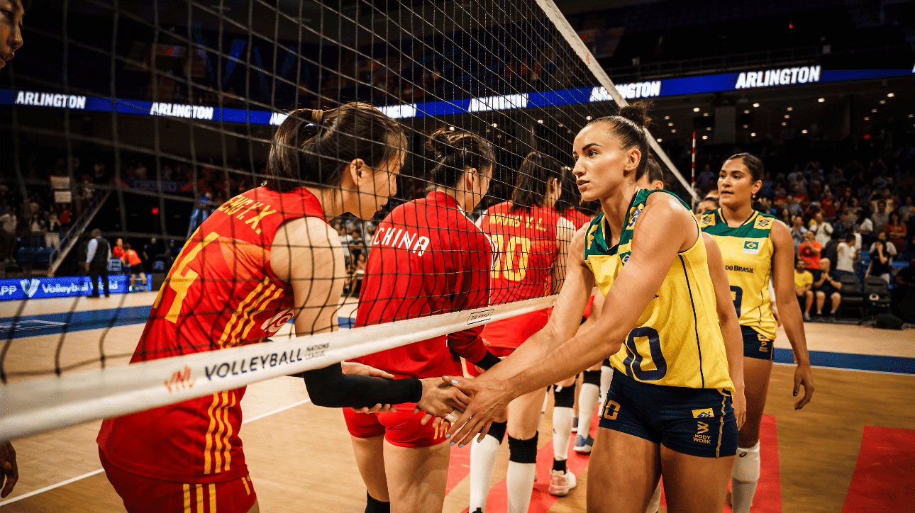 Gabi cumprimentando adversárias chinesas após a partida (foto: Reprodução FIVB)