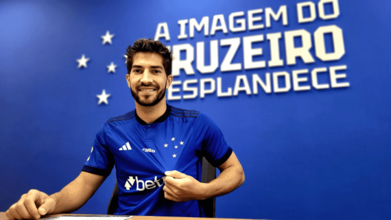 Lucas Silva no momento em que assinou contrato com o Cruzeiro (foto: Reprodução Twitter)