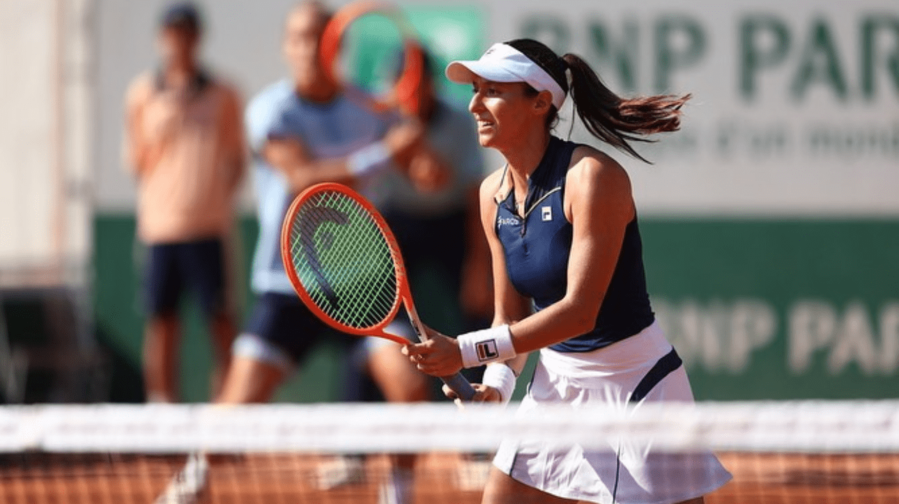 Luisa Stefani com raquete na mão (foto: Reprodução Instagram)