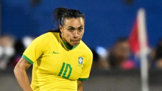 Marta em ação pela Seleção Brasileira (foto: PATRICK T. FALLON/AFP)