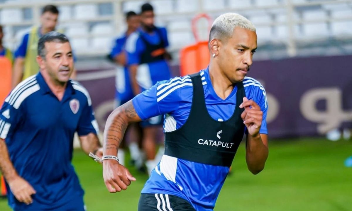 Matheus Pereira aquecendo antes de jogo do Al-Hilal (foto: Arquivo Pessoal/Matheus Pereira)