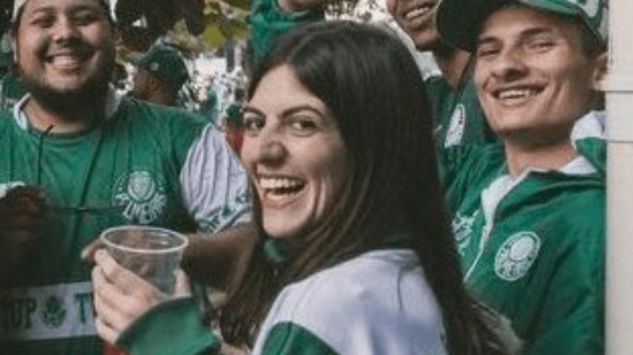 Gabriela Anelli sorrindo em meio a torcida do Palmeiras (foto: Reprodução/Redes Sociais)