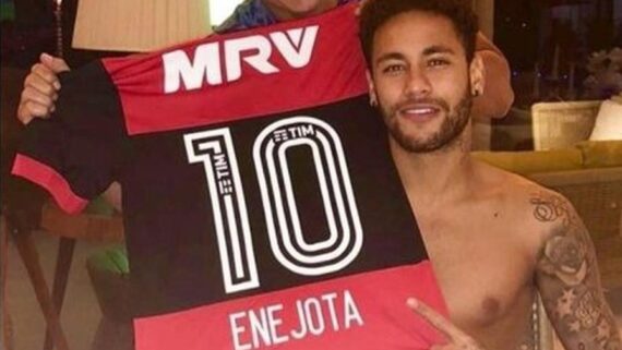 Neymar já posou com a camisa do Flamengo (foto: Reprodução/Redes Sociais)