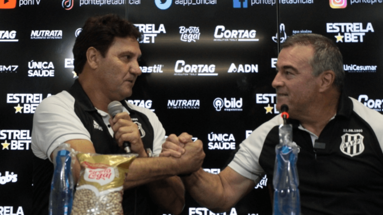 Pintado e João Brigatti se cumprimentando durante apresentação (foto: Diego Almeida/PontePress)