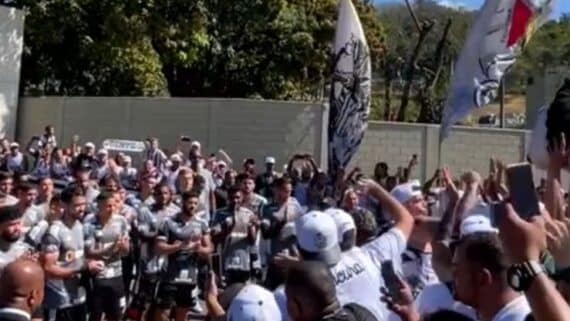 Manifestação da Galoucura em frente à Cidade do Galo (foto: Reprodução/Redes Sociais)