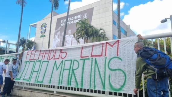 Faixa de protesto da Mancha Verde em frente à sede da CBF (foto: Reprodução)