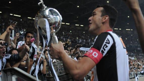 Réver com a taça da Libertadores de 2013, pelo Atlético (foto: Gladyston Rodrigues/EM/D.A Press)