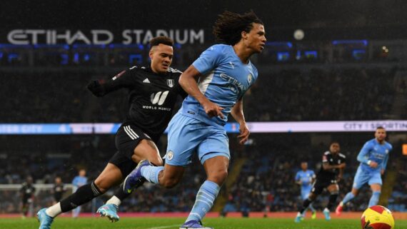 Rodrigo Muniz em jogo pelo Fulham (foto: PAUL ELLIS/AFP - 05/02/2022)