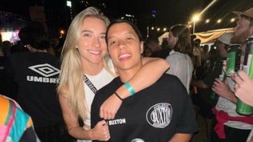 Sam Kerr, da Austrália, e Kristie Mewis, dos Estados Unidos, são um dos casais que pode se enfrentar na Copa do Mundo (foto: Reprodução/Instagram)