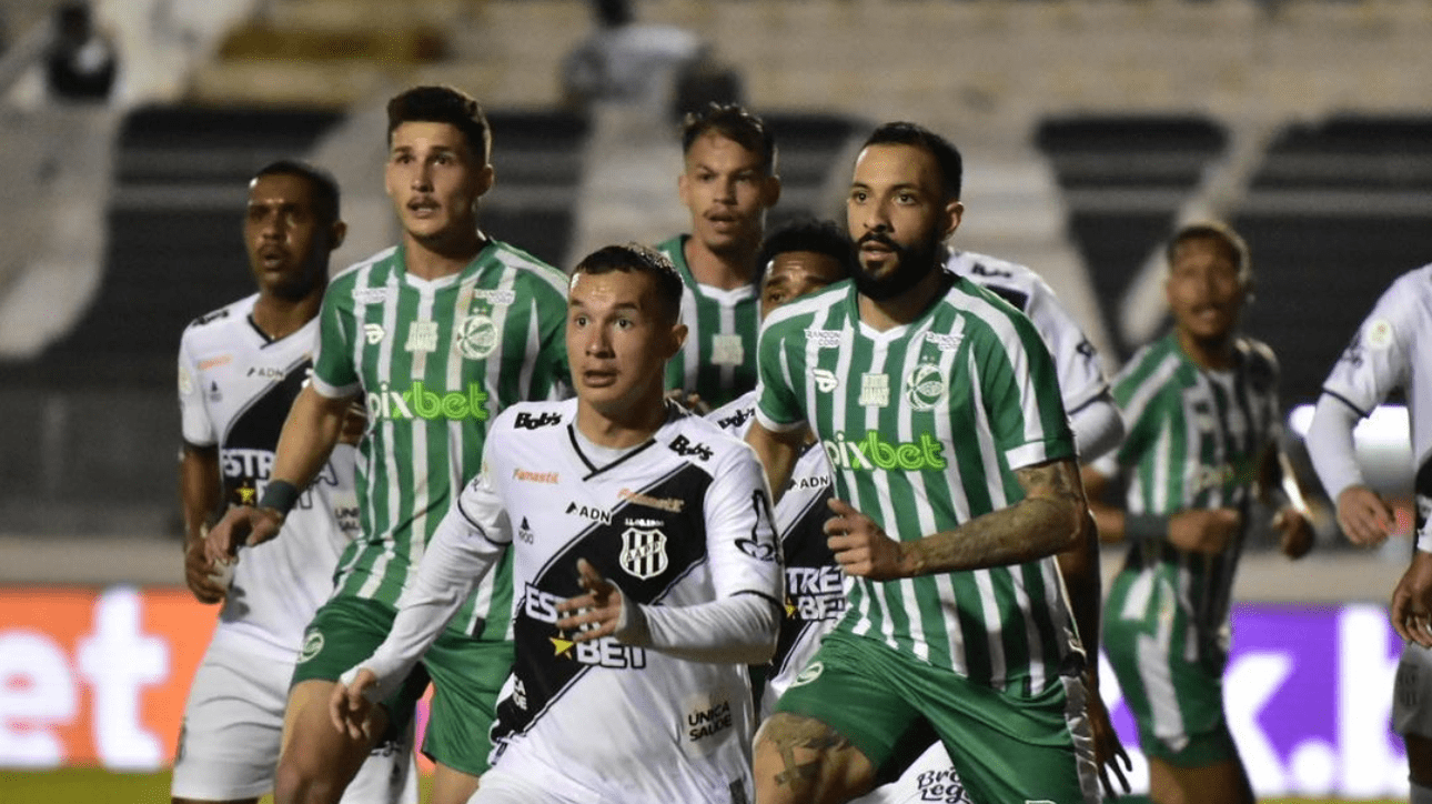 Jogadores de Ponte Preta e Juventude durante partida (foto: Arthur Dallegrave/ECJuventude)