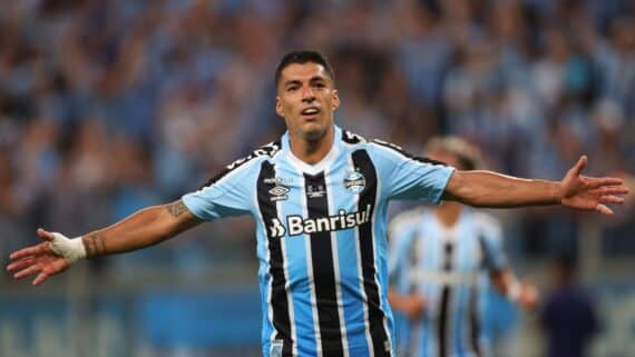 Suárez comemora gol pelo Grêmio (foto: SILVIO AVILA/AFP)