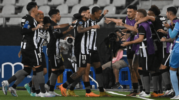 Jogadores do Botafogo comemorando gol (foto: Mauro Pimentel/AFP)