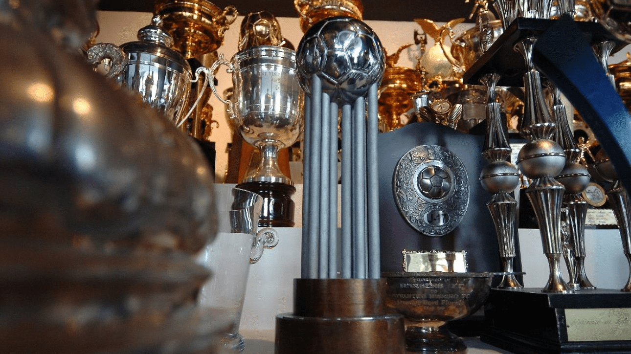 Taça da Copa Conmebol (foto: Juarez Rodrigues/Estado de Minas)