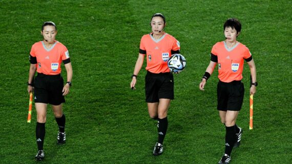Trio de arbitragem que apitou a partida de abertura da Copa do Mundo Feminina, entre Nova Zelândia e Noruega (foto: SAEED KHAN/AFP)