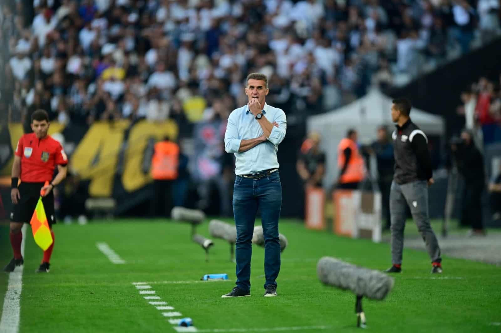Vágner Mancini, técnico do América, na beira do campo acompanhando o jogo contra o Corinthians pelo Campeonato Brasileiro (foto: Foto: Mourão Panda/América)