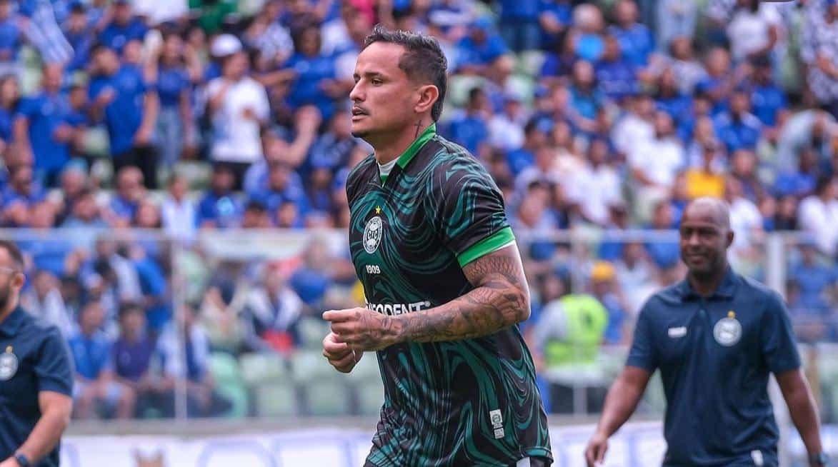 Edu no aquecimento para sua estreia pelo Coritiba (foto: Gabriel Thá/Coritiba)