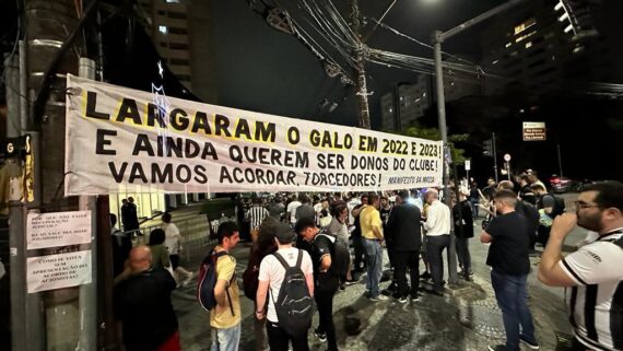 Protesto de torcedores contra SAF na sede do Atlético (foto: Ramon Lisboa/EM/D.A Press)