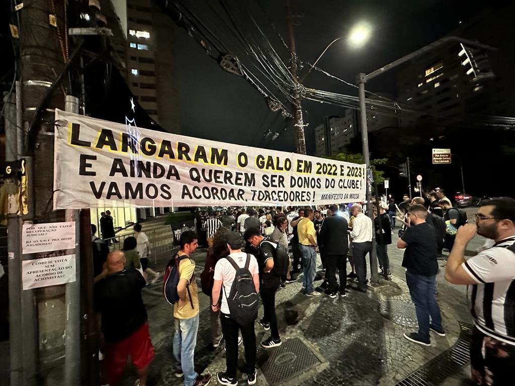 Protesto de torcedores contra SAF na sede do Atlético (foto: Ramon Lisboa/EM/D.A Press)