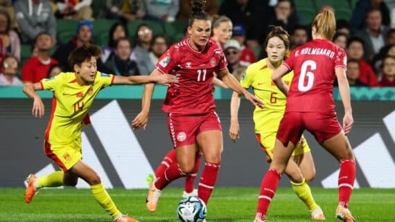 Dinamarca e China em partida da Copa do Mundo Feminina (foto: Colin Murty/AFP)