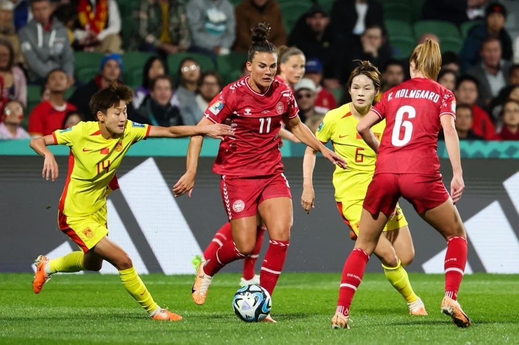 Dinamarca e China em partida da Copa do Mundo Feminina (foto: Colin Murty/AFP)