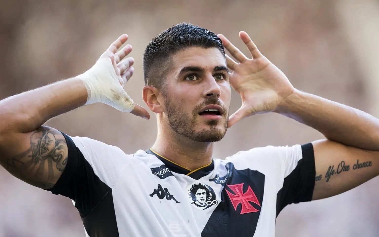 Pedro Raul vestindo camisa do Vasco (foto: Daniel Ramalho/Vasco)