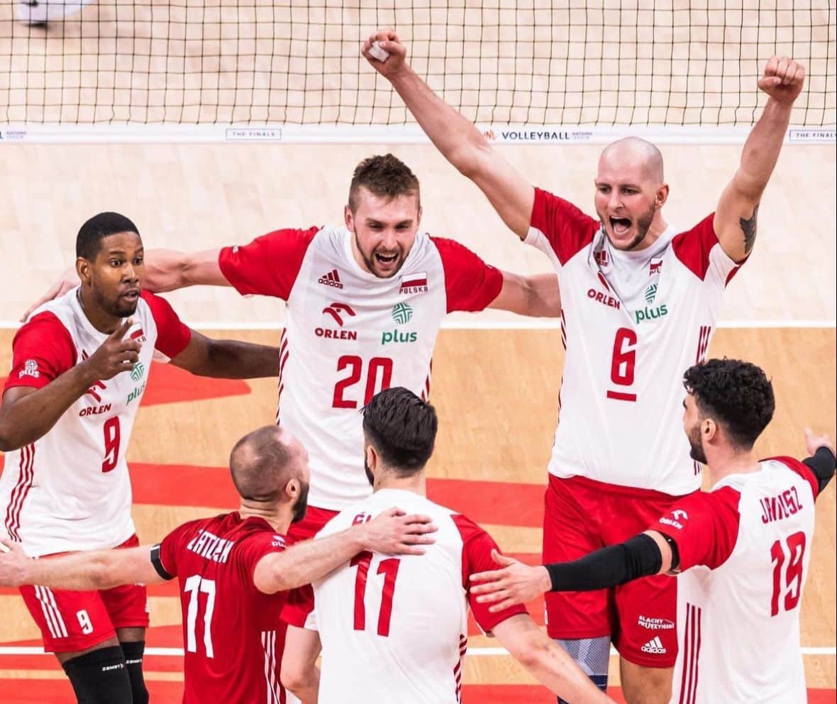 Polônia comemorando vitória (foto: VNL/Divulgação)