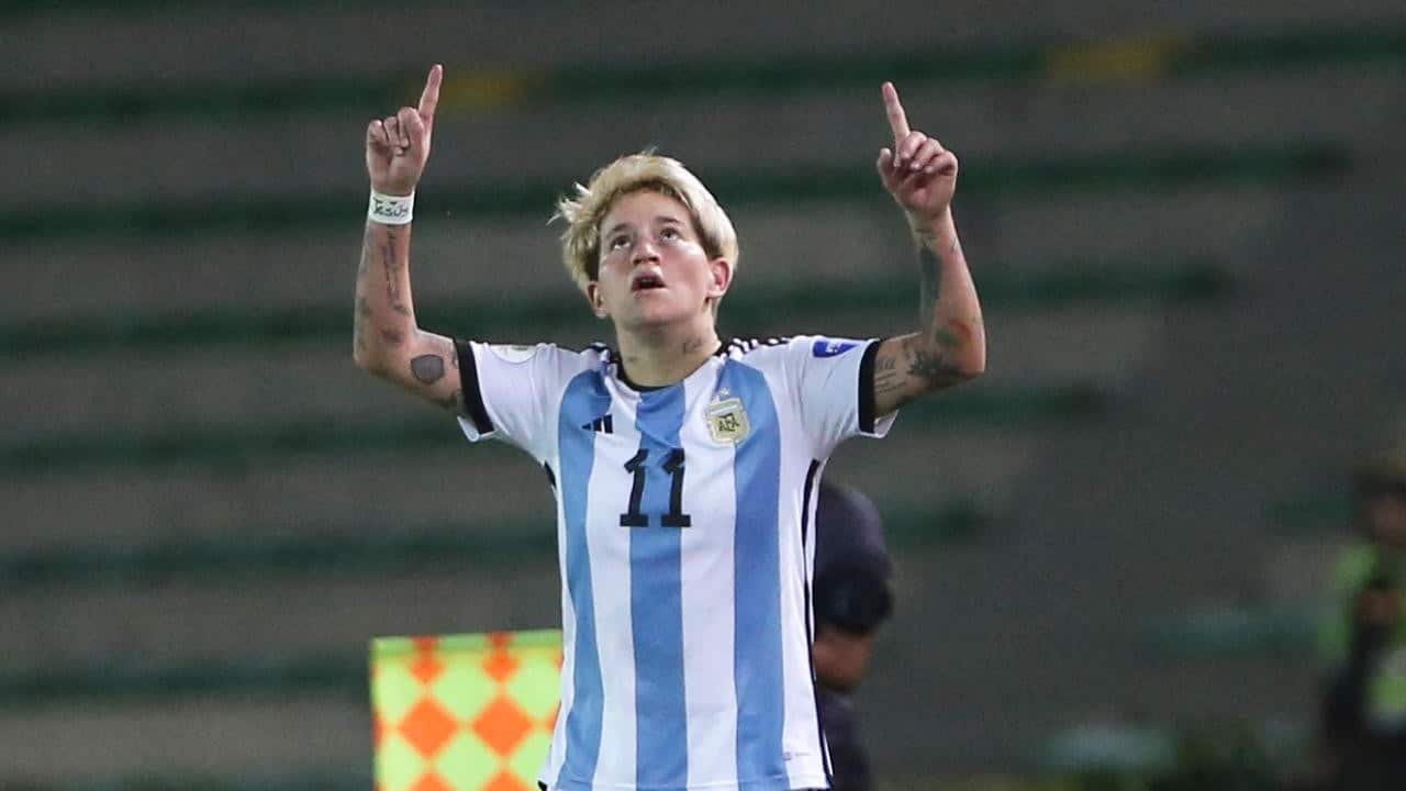 Yamila Rodriguez veste a camisa 11 da seleção argentina (foto: PAOLA MAFLA/AFP)