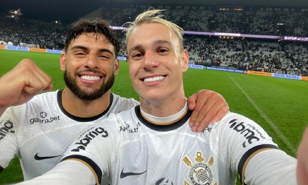 Yuri Alberto e Roger Guedes sorriem para a câmera (foto: Corinthians/Divulgação)