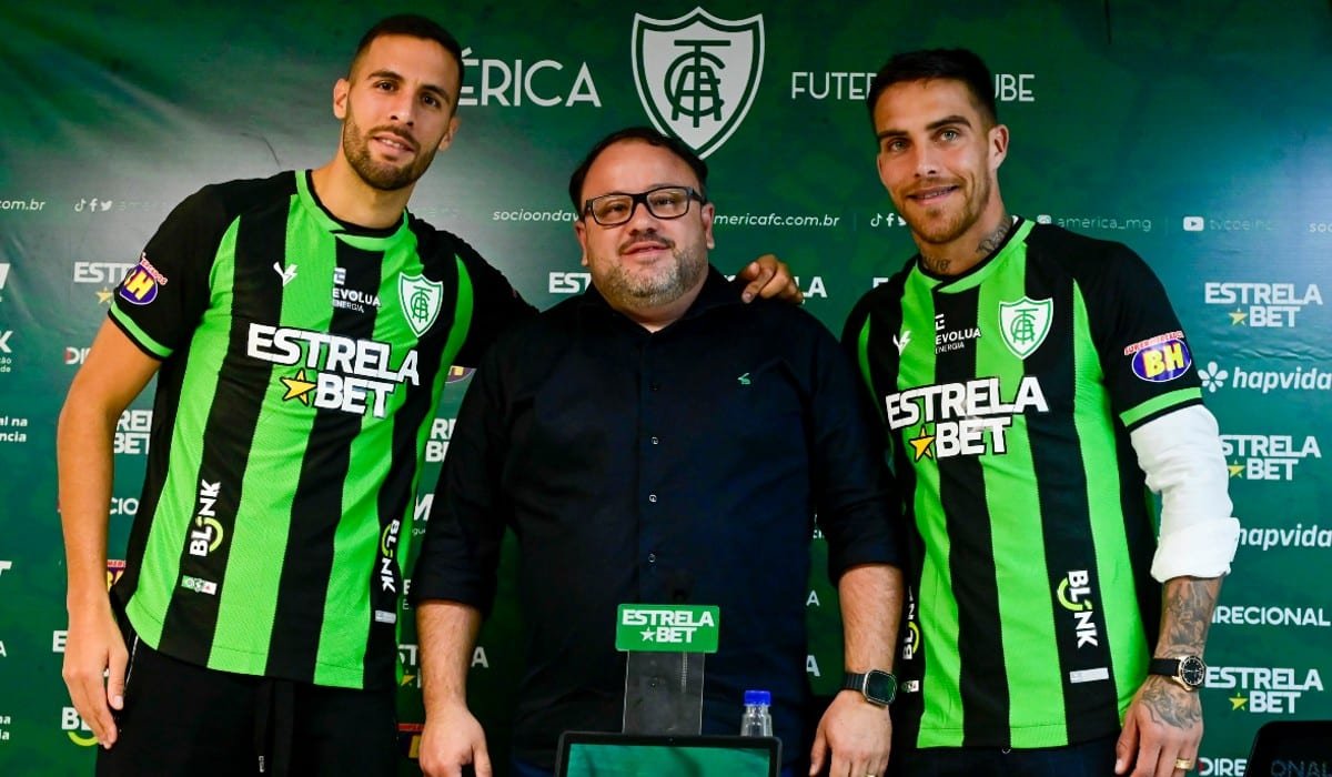 O diretor de Futebol Fred Cascardo durante apresentação dos novos reforços Esteban Burgos, zagueiro e Javier Méndez volante na noite desta quarta-feira no CT Lanna Drumond (foto: Mourão Panda / América)