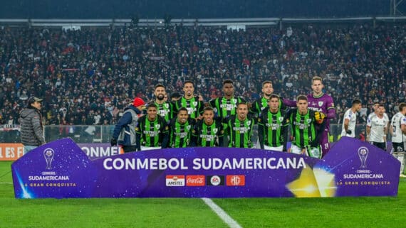 América em jogo de ida dos playoffs da Sul-Americana contra o Colo-Colo (foto: Mourão Panda / América)