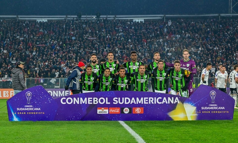 América em jogo de ida dos playoffs da Sul-Americana contra o Colo-Colo (foto: Mourão Panda / América)