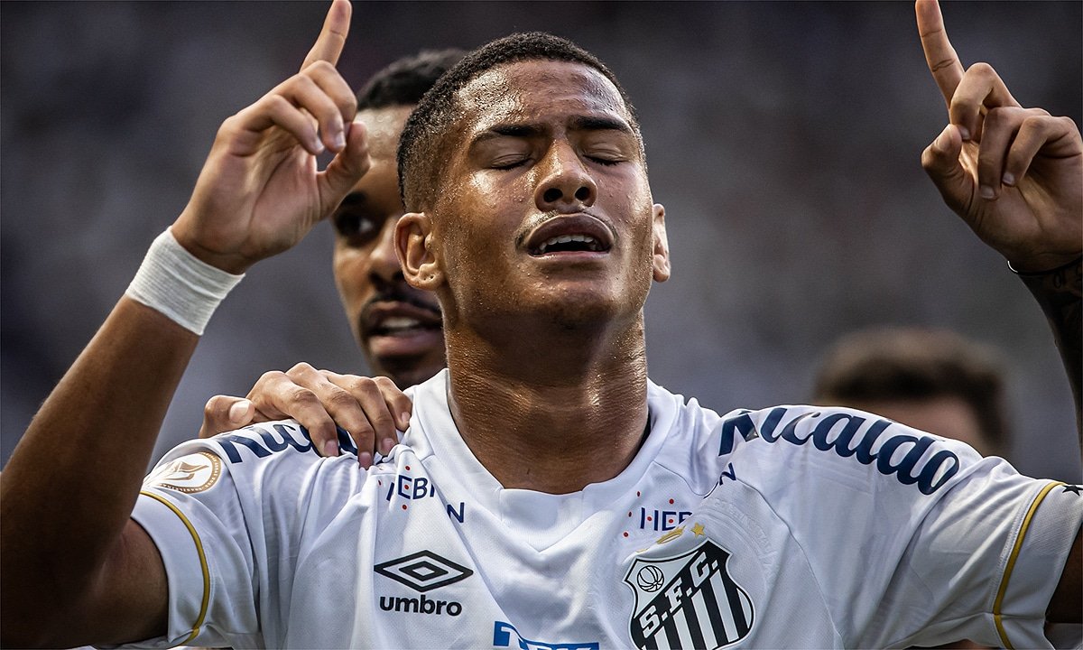 Ângelo, atacante do Santos, comemoral gol diante do Cruzeiro (foto: Raul Baretta/ Santos FC)