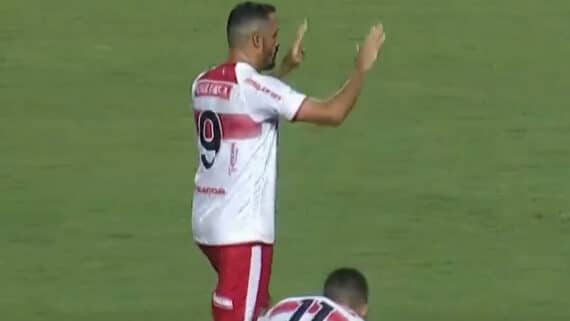 Anselmo Ramon, atacante do CRB, fez o primeiro gol sobre o Sport (foto: Reprodução/Premiere FC)