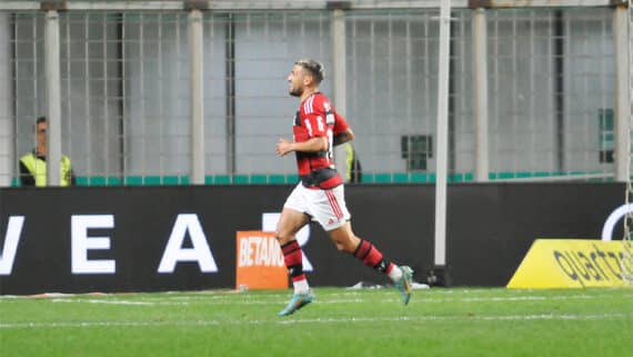 Arrascaeta fez gol de falta contra o Atlético (foto: Alexandre Guzanshe/EM D.A Press)